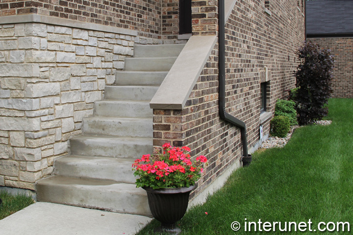 concrete steps concrete-steps-to-house-entrance