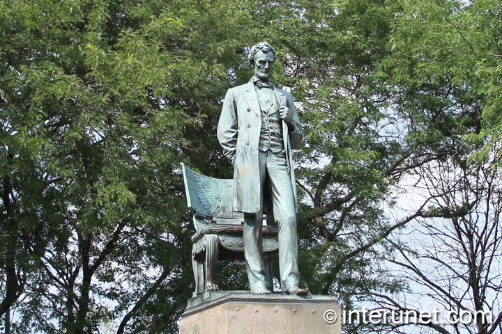 Abraham-Lincoln-Statue-in-Chicago