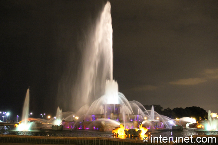 amazing-night-view-of-Buckingham-Fountain-in-Chicago