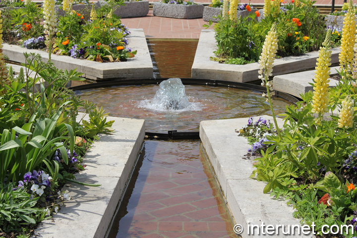 Fountain-in-Chicago-botanic-garden