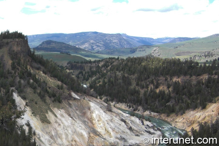 Montana-landscaping-amazing-mountains-and-river-view