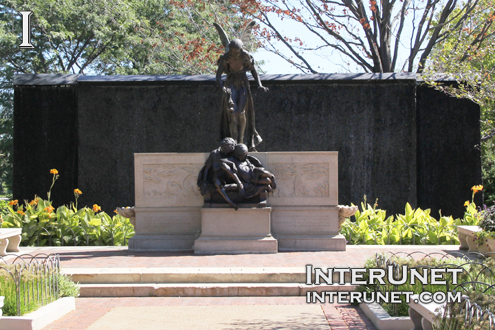 Sculpture-in-Lincoln-Park-Zoo