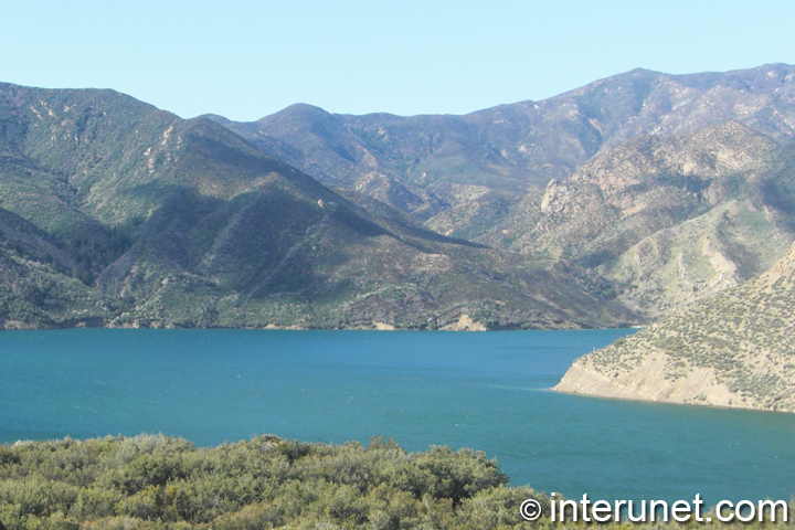 amazing-view-of-mountain-lake 
