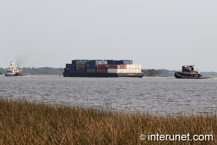 boats-hauling-barge