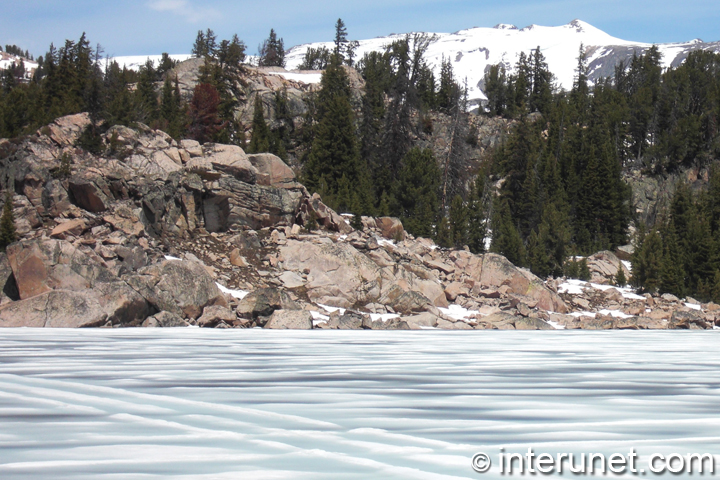 frozen-lake-in-mountains