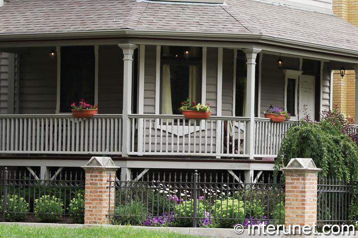 spacious-covered-front-porch