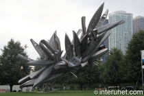 Canoe-Sculpture-at-the-entrance-to-Navy-Pier-in-Chicago