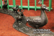 sculpture-of-baby-ducks-with-mother-duck