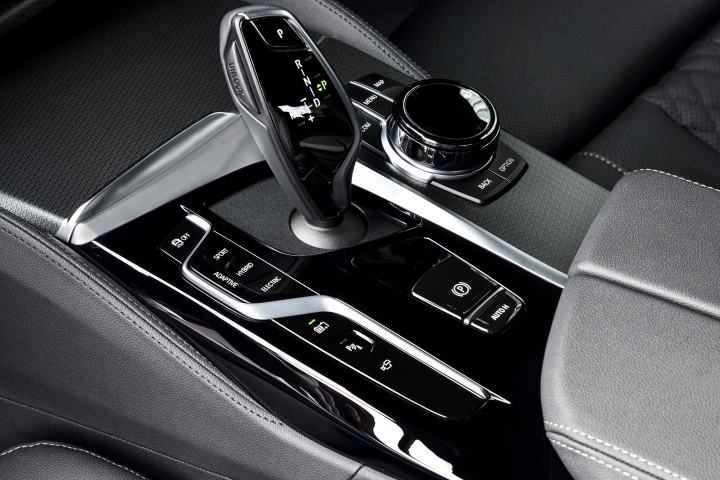 2021 BMW 545e xDrive Sedan gear shift