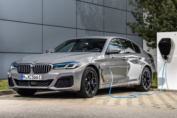 2021 BMW 545e xDrive Sedan charging