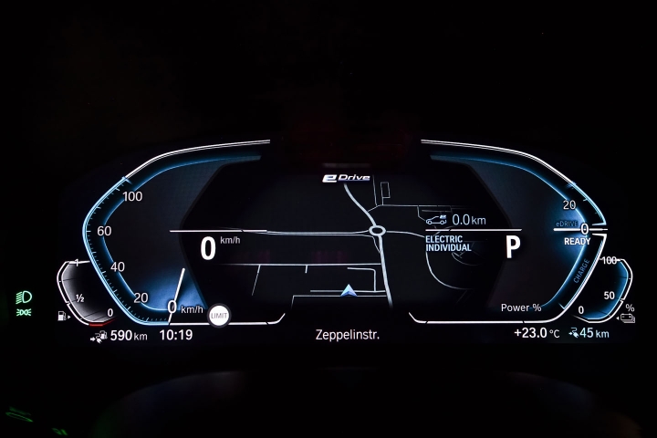 2021 BMW 545e xDrive Sedan dash