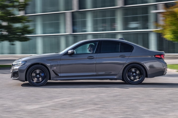 2021 BMW 545e xDrive Sedan left side