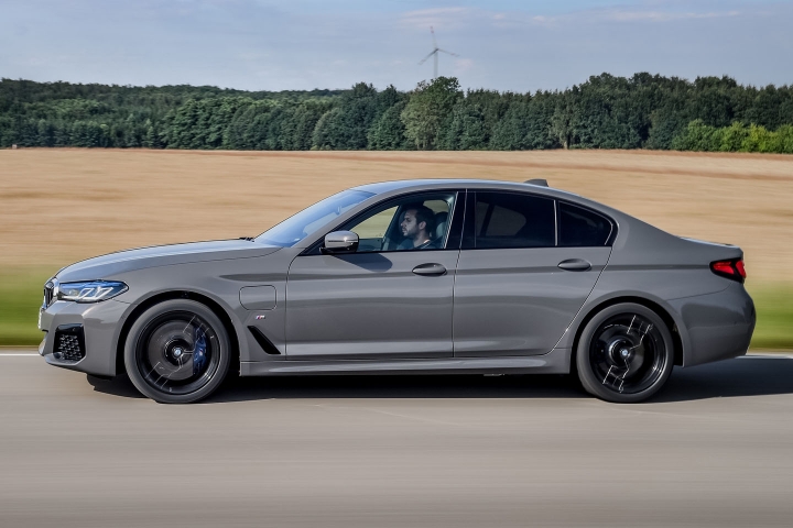 2021 BMW 545e xDrive Sedan side driving