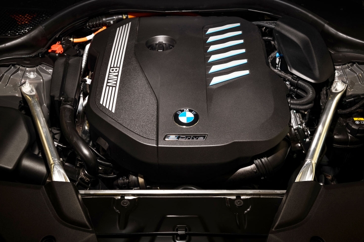 2021 BMW 545e xDrive Sedan engine