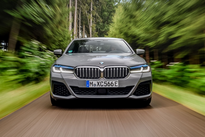 2021 BMW 545e xDrive Sedan front drive