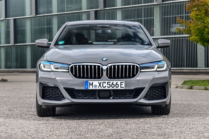 2021 BMW 545e xDrive Sedan front