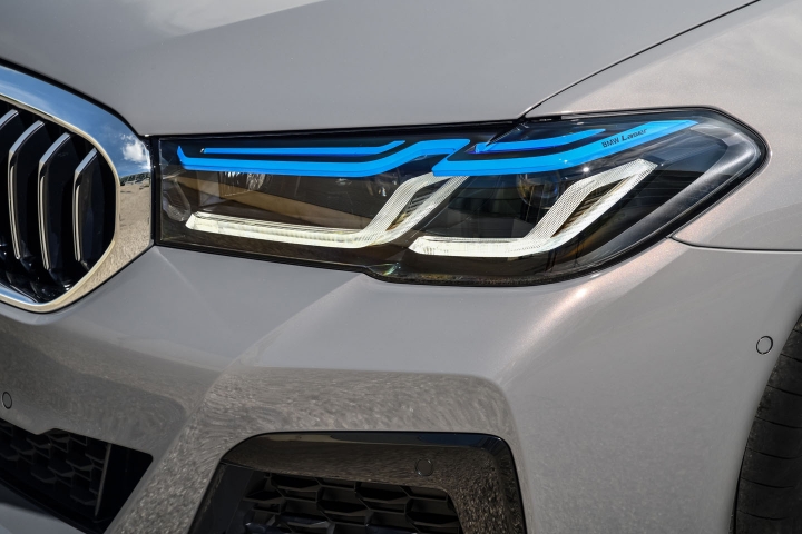 2021 BMW 545e xDrive Sedan headlights