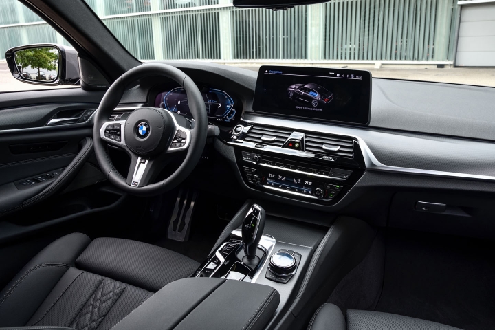 2021 BMW 545e xDrive Sedan inside