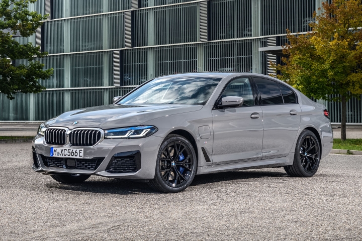 2021 BMW 545e xDrive Sedan front left