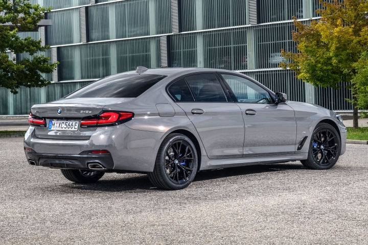 2021 BMW 545e xDrive Sedan right rear