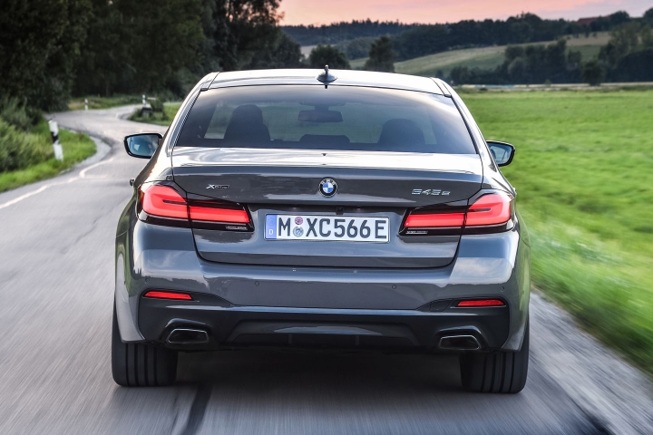 2021 BMW 545e xDrive Sedan rear