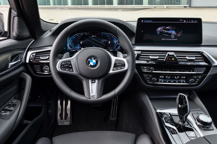 2021 BMW 545e xDrive Sedan steering wheel