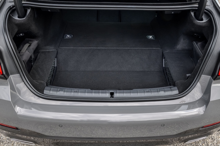 2021 BMW 545e xDrive Sedan trunk