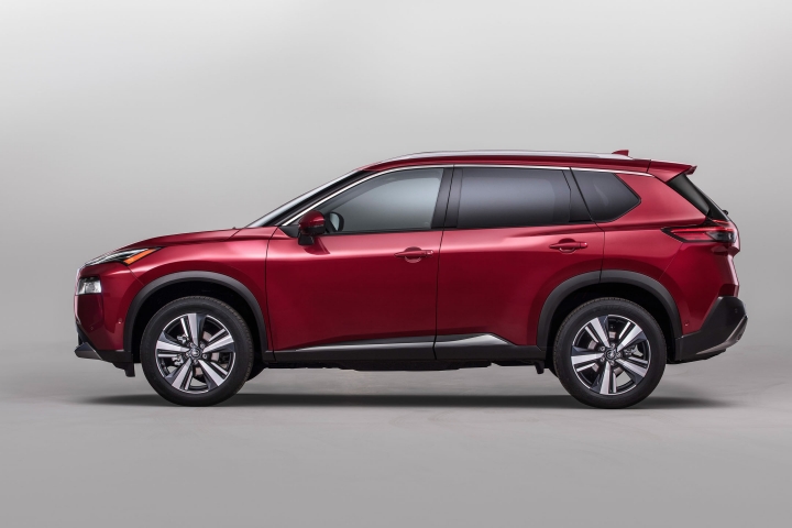 2021 Nissan Rogue Platinum driver side view