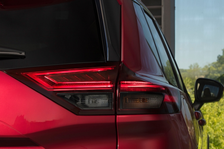 2021 Nissan Rogue tail lights