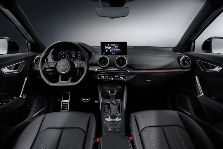 2021-Audi-Q2-blach-leather-interior