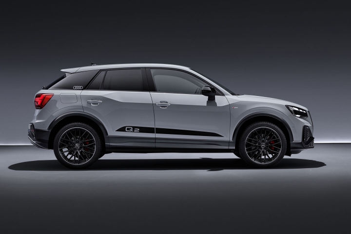 2021-Audi-Q2-side