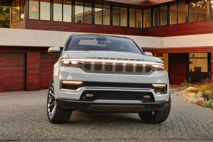 2022-Jeep-Grand-Wagoneer-front-view