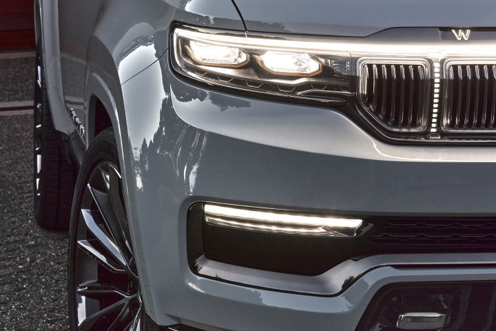 2022-Jeep-Grand-Wagoneer-headlights-front-bumper