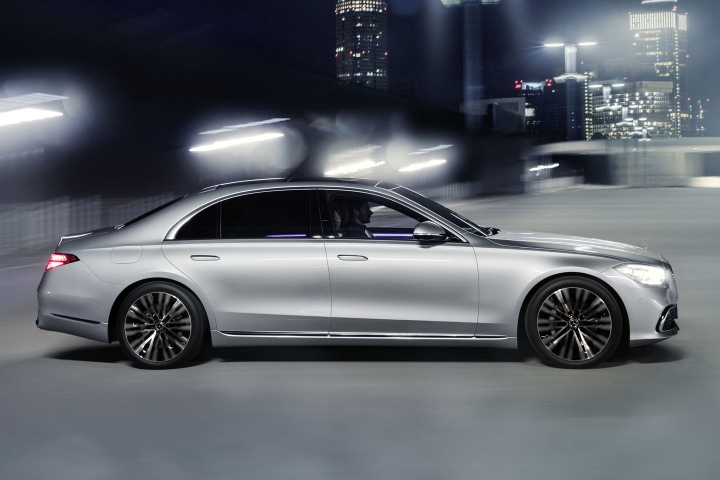 2021-Mercedes-Benz-S-Class-city-drive