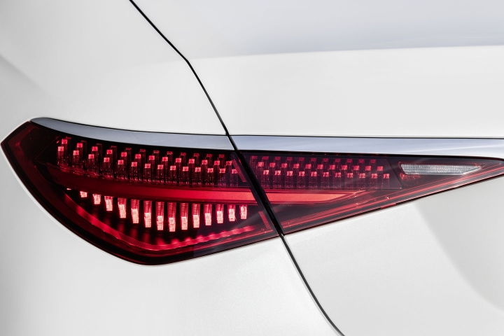 2021-Mercedes-Benz-S-Class-digital-taillights