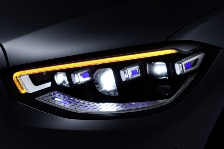 2021-Mercedes-Benz-S-Class-front-lights-digital