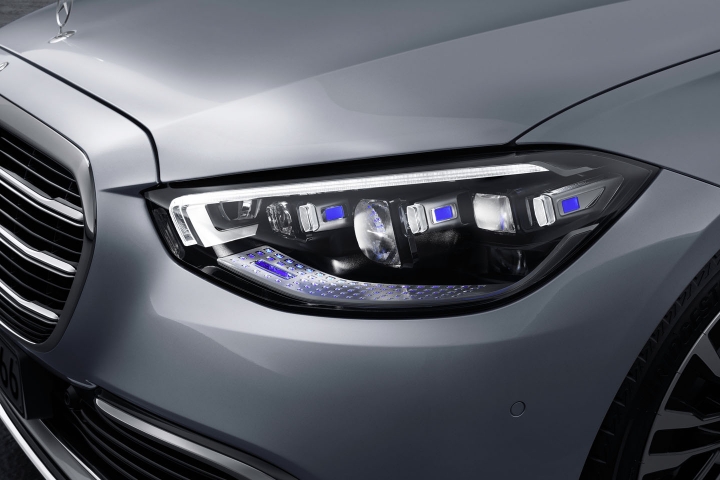 2021-Mercedes-Benz-S-Class-left-headlight