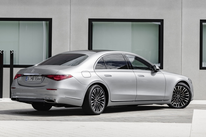 2021-Mercedes-Benz-S-Class-rear-turning-wheels