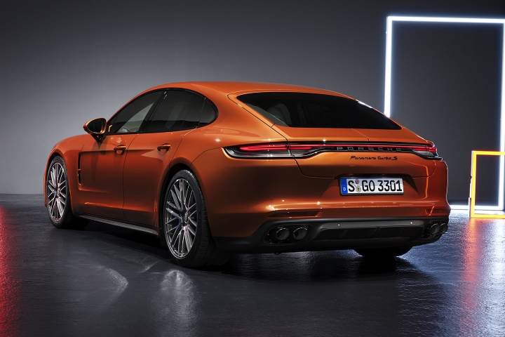 2021-Porsche-Panamera-Turbo-S-rear-side