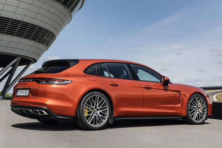 2021-Porsche-Panamera-Turbo-S-right-side