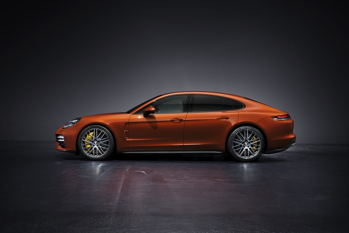 2021-Porsche-Panamera-Turbo-S-left-side