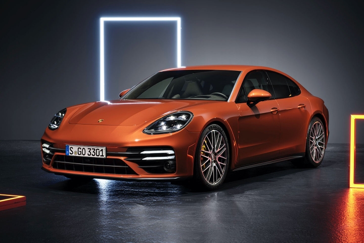 2021-Porsche-Panamera-Turbo-S-side-left