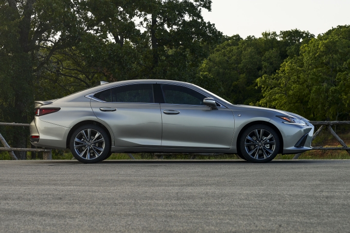 2021_Lexus_ES_250_AWD_F_Sport_passenger_side