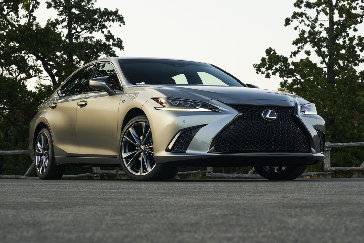 2021_Lexus_ES_250_AWD_F_Sport_right_front