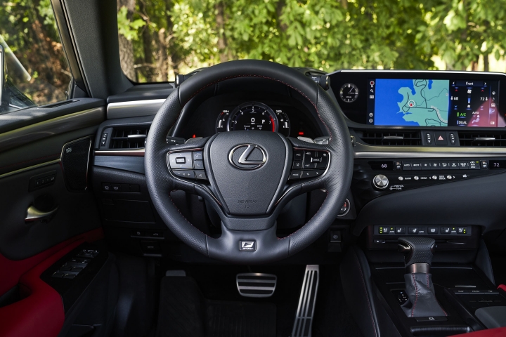 2021_Lexus_ES_250_AWD_F_Sport_steering_wheel