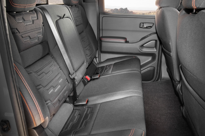 Nissan_Frontier_2022_Seats_Rear