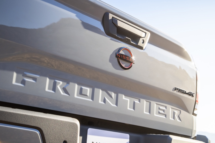 Nissan_Frontier_2022