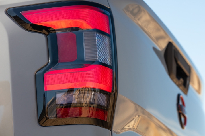 Nissan_Frontier_2022_Tail_Lights