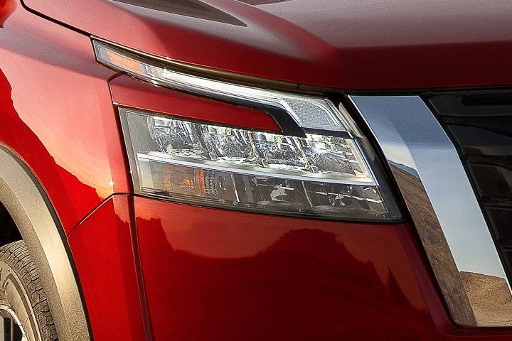 2022_Nissan_Pathfinder_Front_Lights