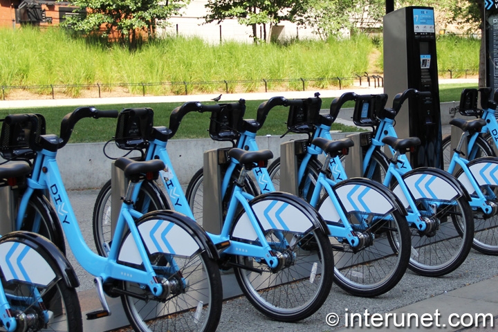 Divvy bikes station in Chicago Loop